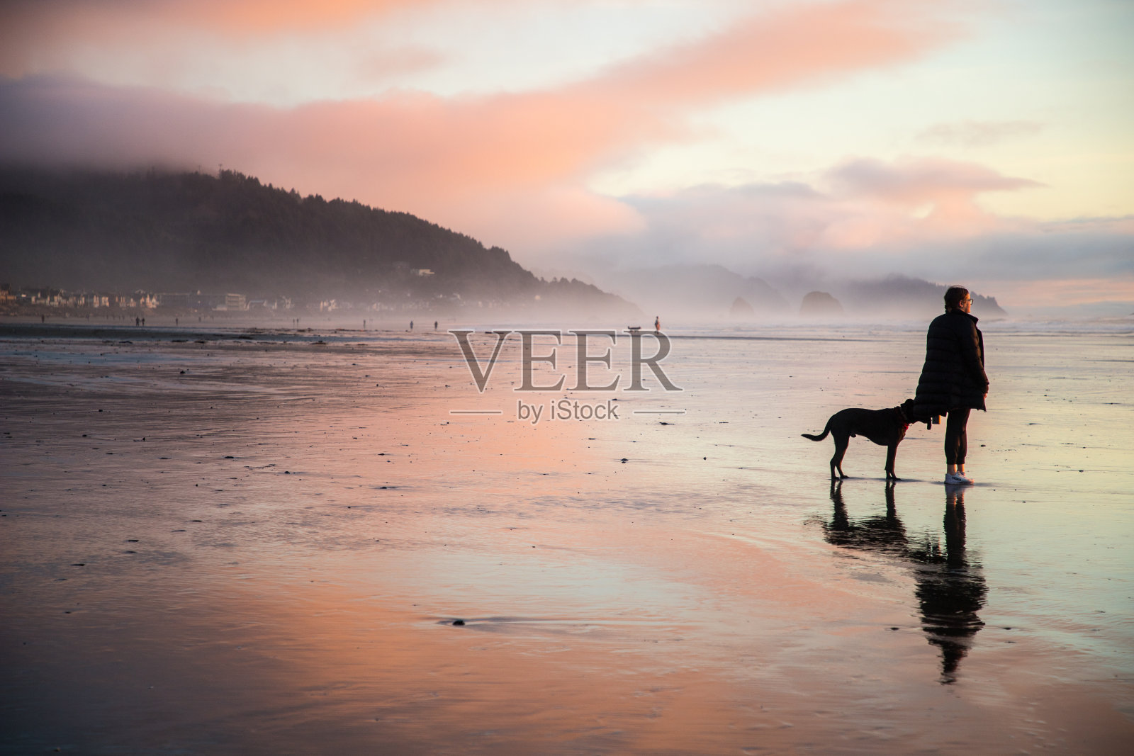 大炮海滩，俄勒冈州，日落，水面反射，冒险，户外，美丽，景观，风景，太平洋，海岸线，干草堆岩石，黄金时间，宁静，宁静，惊险，全景，海浪，海岸线，沙滩，潮池，戏剧性照片摄影图片