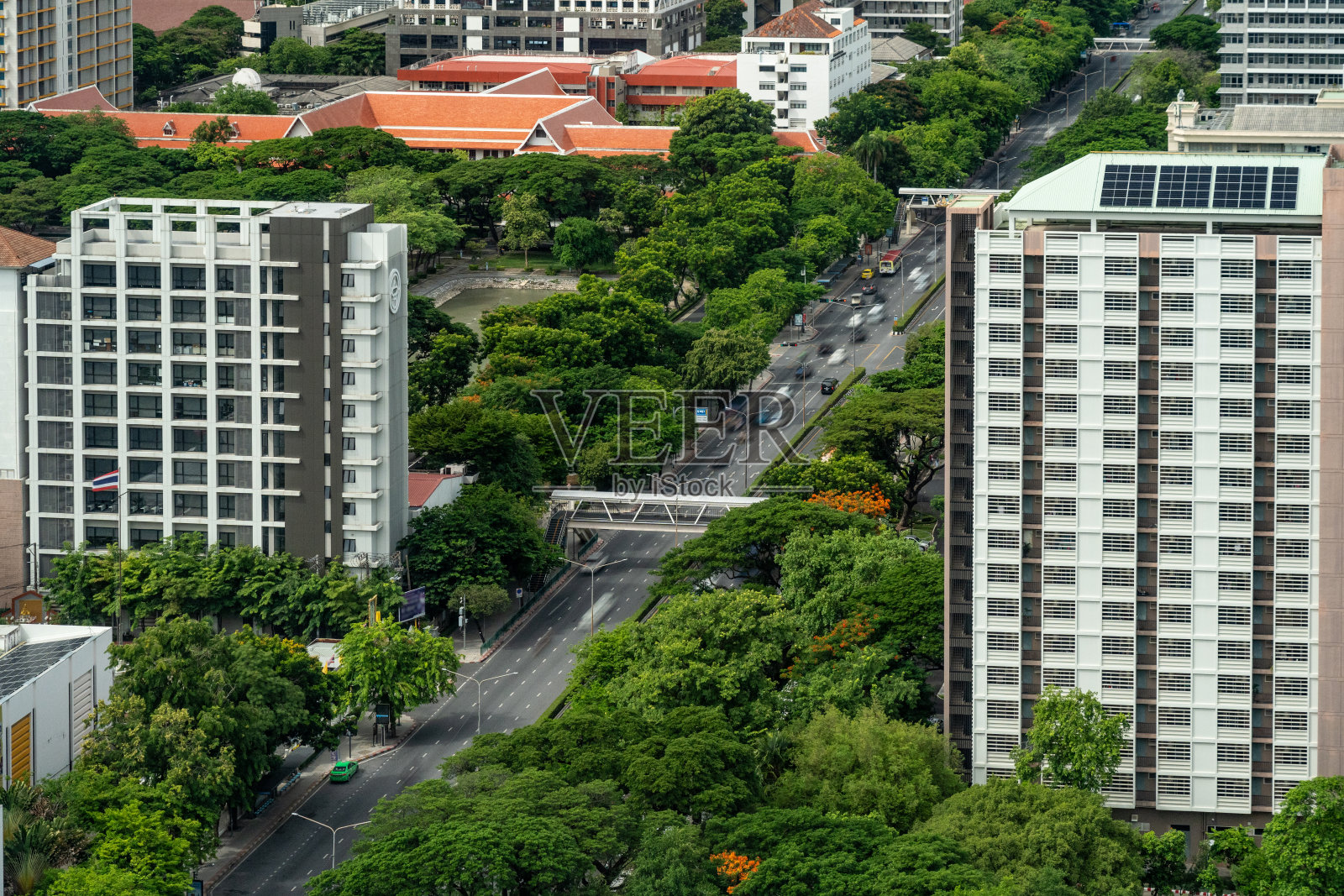 曼谷街道的延时鸟瞰图，街道上有移动的汽车和周围的建筑物照片摄影图片