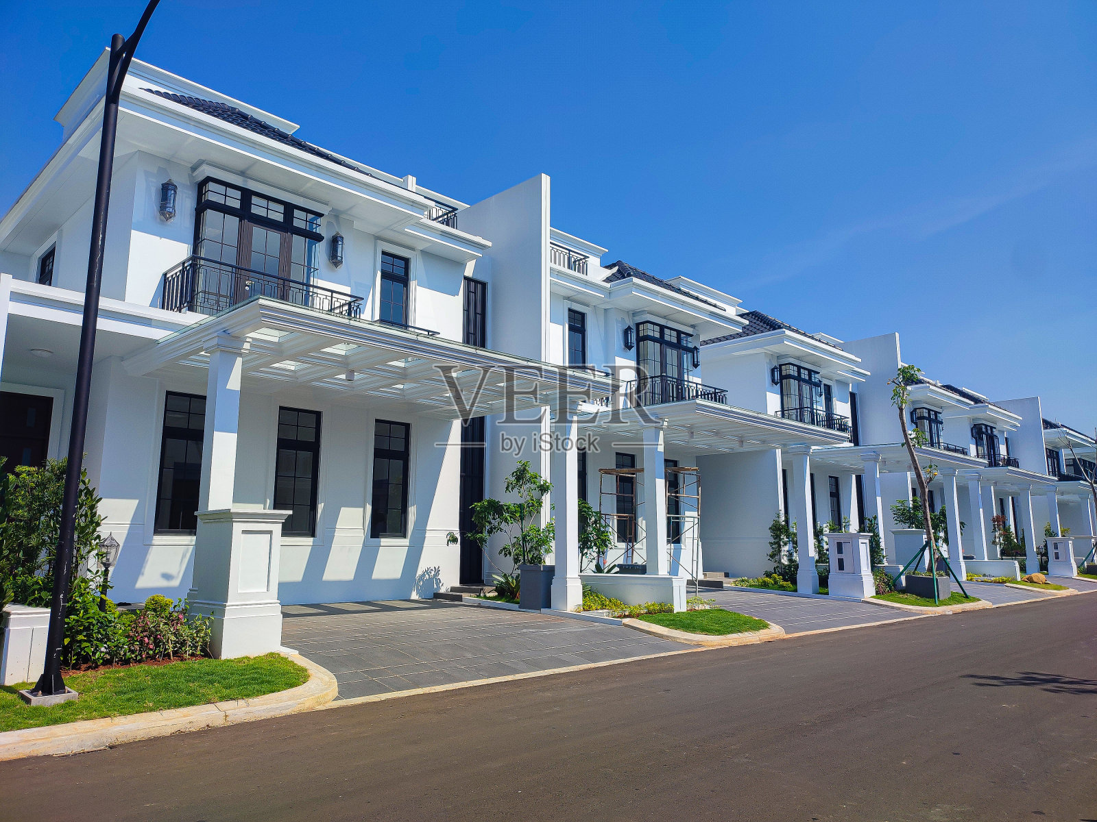 蓝天下一排排现代设计的白色房子照片摄影图片