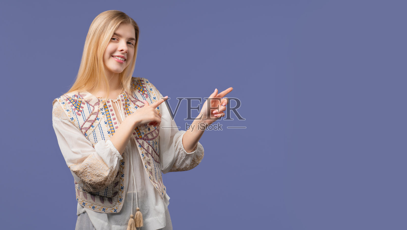 推荐微笑的少女指着旁边，复制空间或广告。照片摄影图片