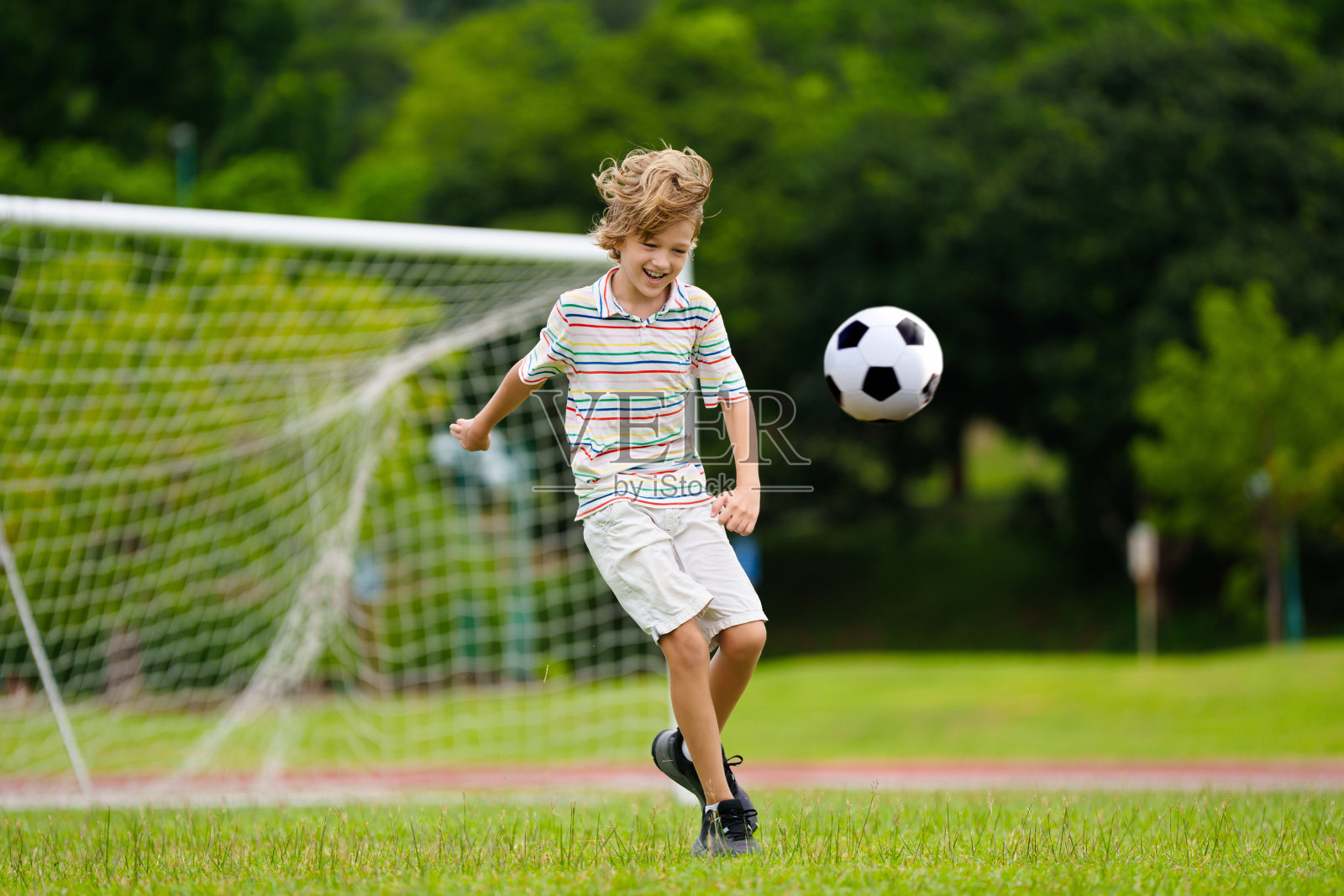 孩子在踢足球。孩子们踢足球。照片摄影图片
