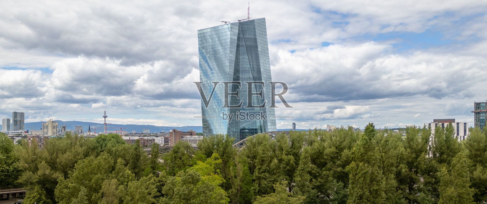 蓝天白云下的欧洲中央银行鸟瞰图照片摄影图片