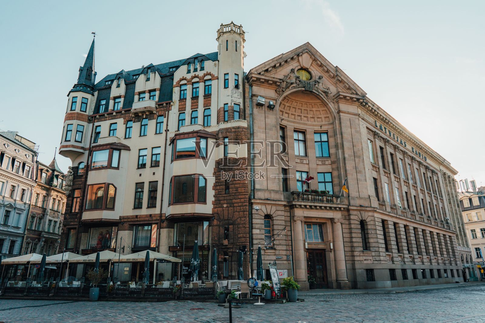 美丽的历史建筑与复杂的建筑细节在里加，拉脱维亚在一个阳光明媚的日子照片摄影图片