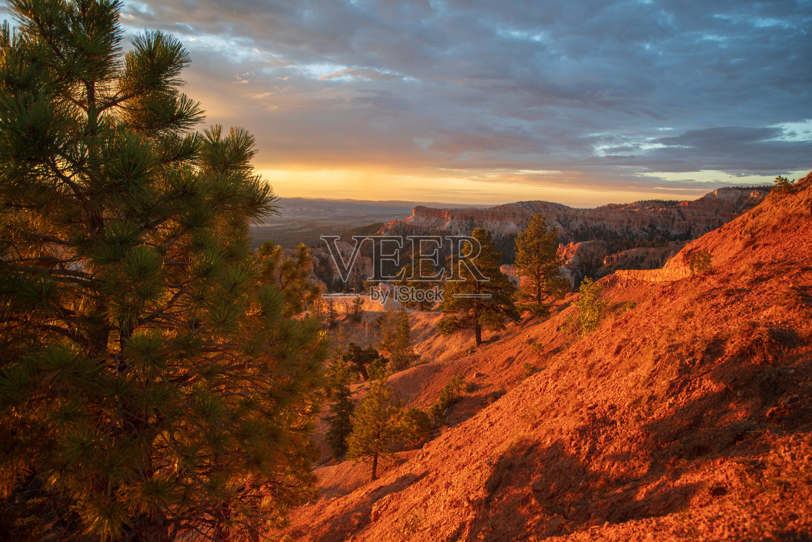 布莱斯峡谷，日出，犹他州乡村，国家公园，旅游目的地，令人惊叹，景观，自然美景，hoodoos，岩层，日出辉光，风景优美，惊险，全景，红岩，沙漠，荒野，户外探险，自然，宁静，宁静照片摄影图片