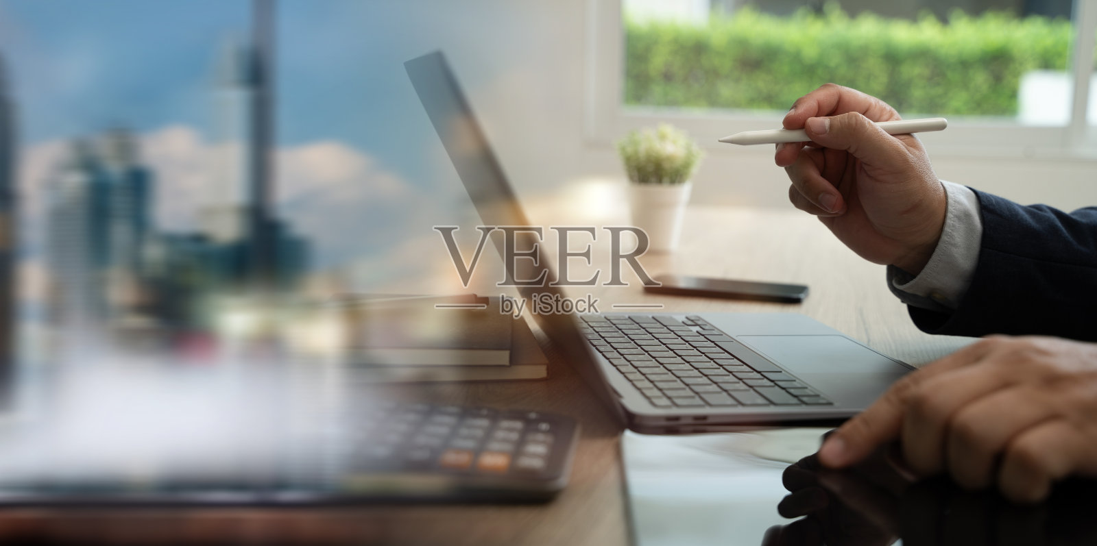 企业财务分析图表人使用笔记本电脑平板电脑分析数据资料照片摄影图片