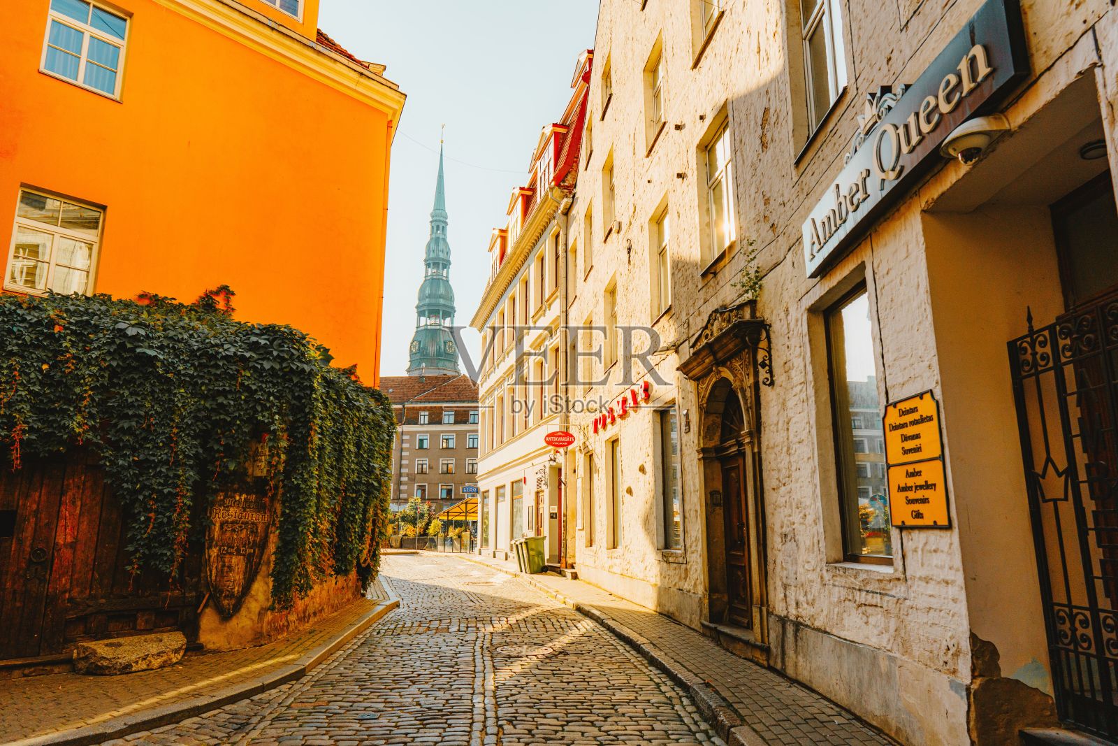 拉脱维亚首都里加的鹅卵石街道，沿途有五颜六色的建筑照片摄影图片