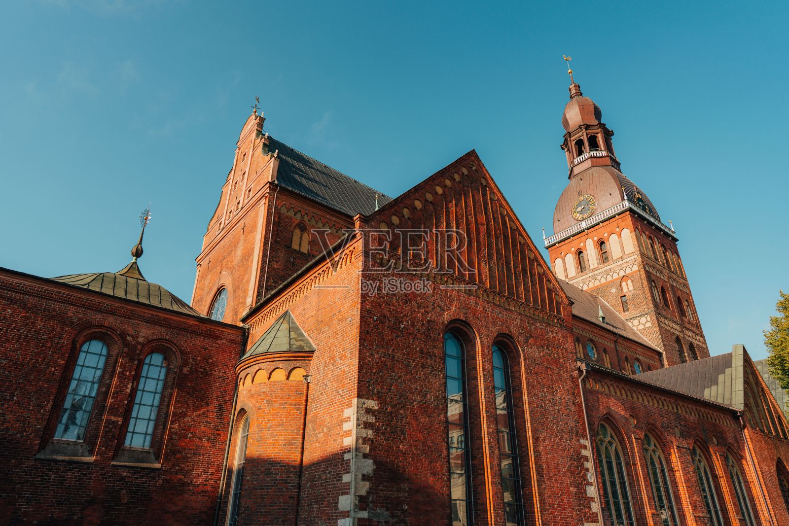 在晴朗的蓝天下，拉脱维亚历史悠久的里加大教堂的美丽景色照片摄影图片