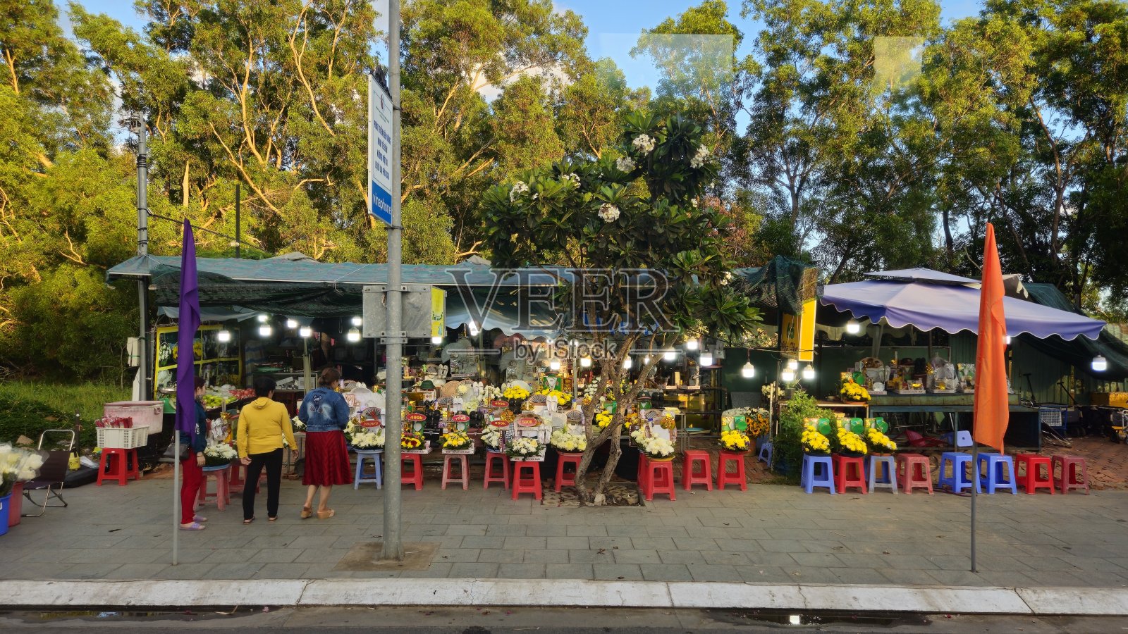 在越南昆岛杭阳公墓销售水果、鲜花和祭品的商店照片摄影图片