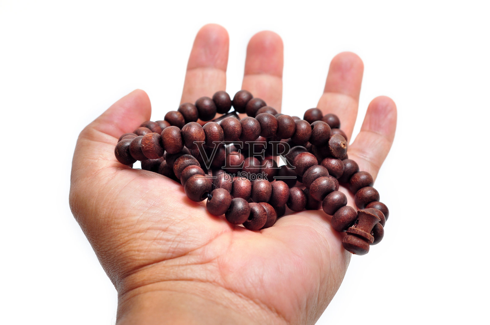 手持念珠白色背景特写照片摄影图片