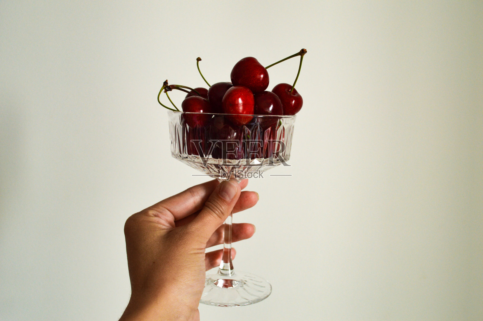 水晶杯中的新鲜樱桃照片摄影图片