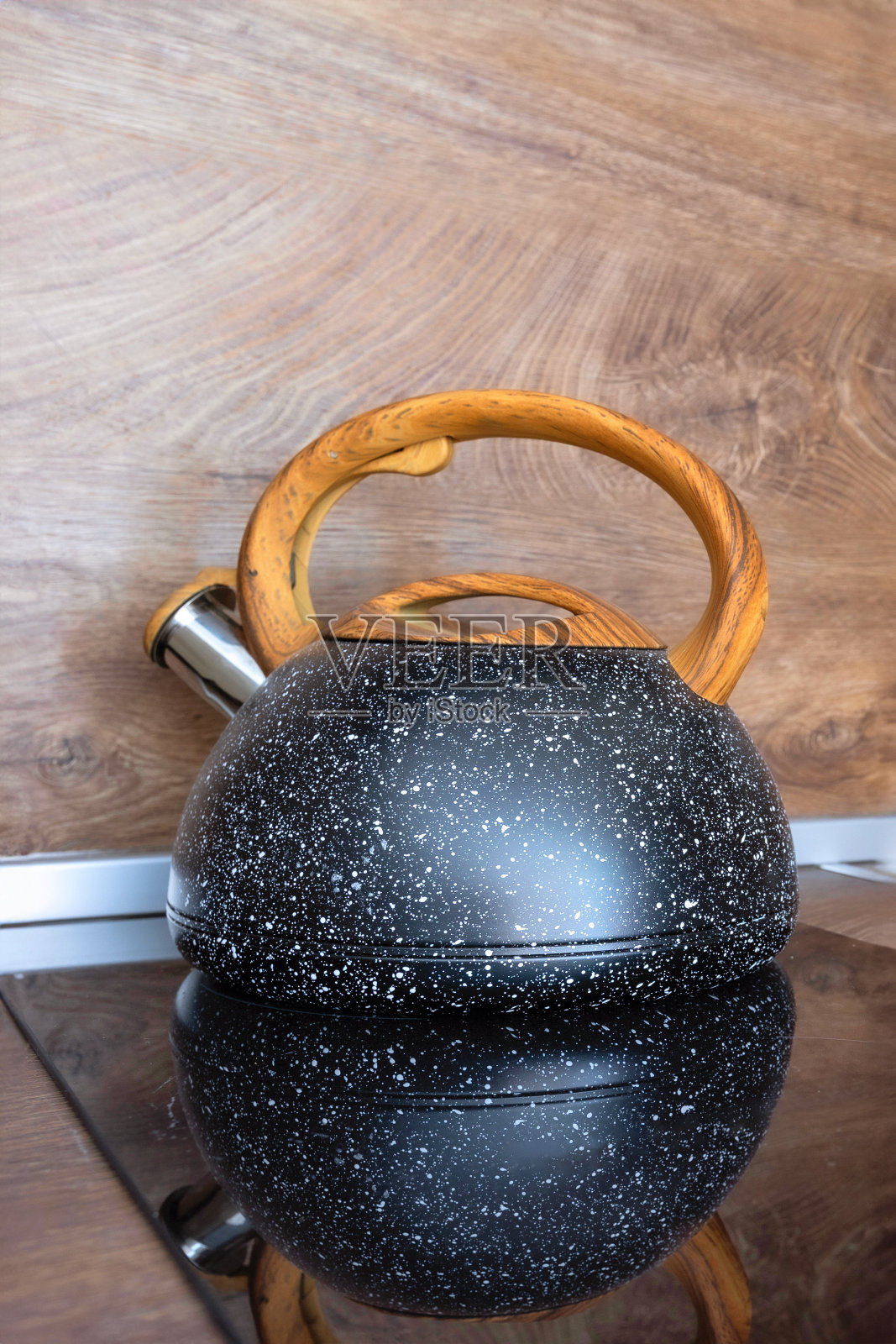 陶瓷炉上的花岗岩水壶照片摄影图片