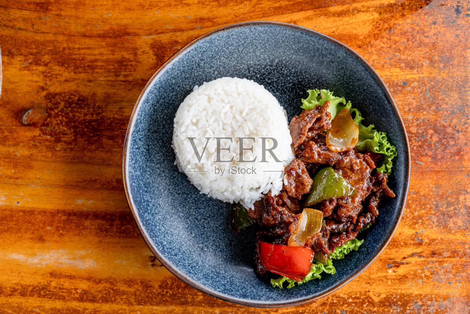 黑纸牛肉片配米饭照片摄影图片