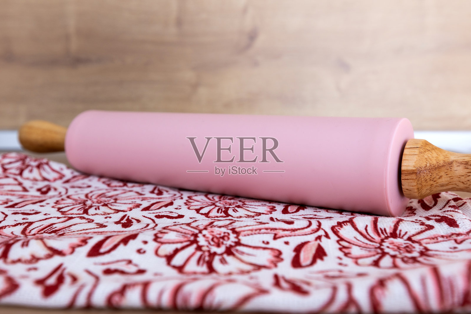 粉红色的擀面杖上的纺织品，厨具的概念照片摄影图片