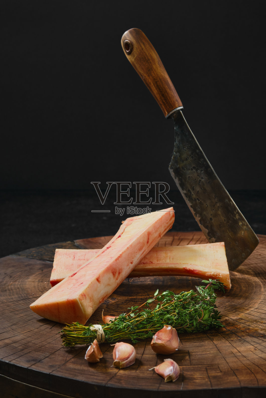 生牛肉骨髓切块照片摄影图片