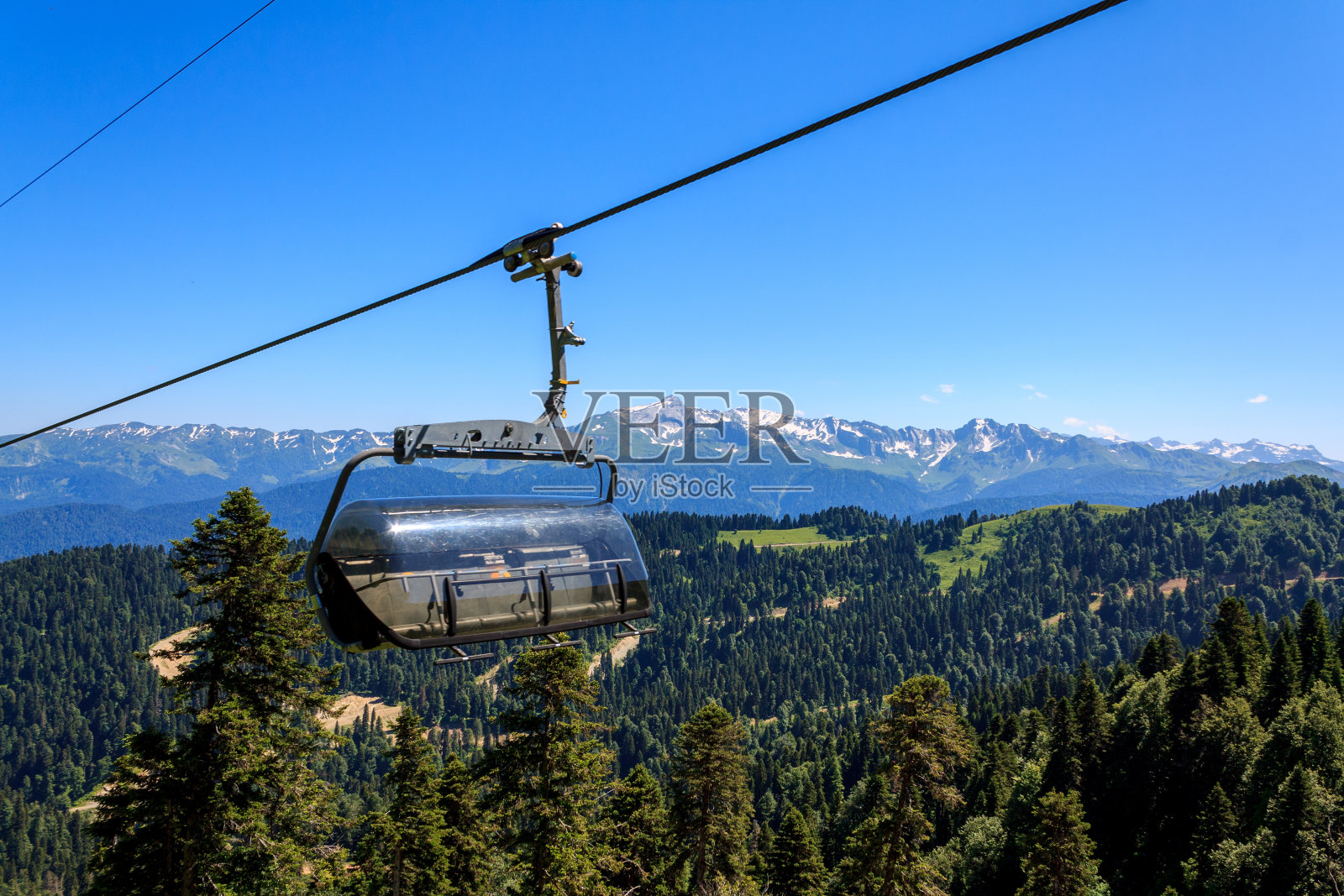 山上有缆车客舱，山上有旋转木马升降机，选择性重点照片摄影图片