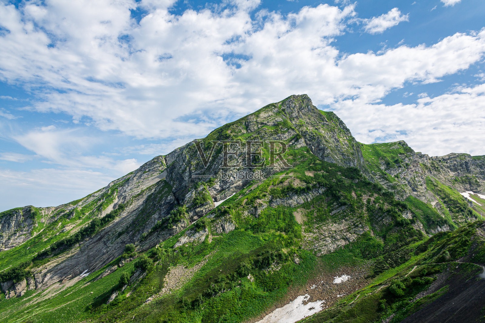 美丽的山景，碧绿如画的山脉映衬着蓝天照片摄影图片