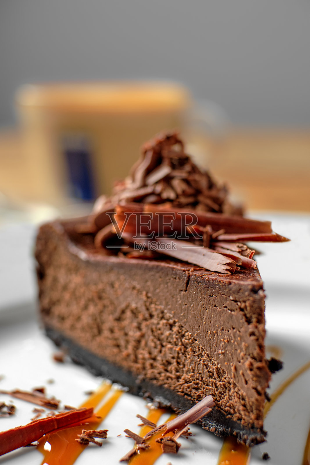 微距照片的一块巧克力蛋糕与卡布奇诺照片摄影图片