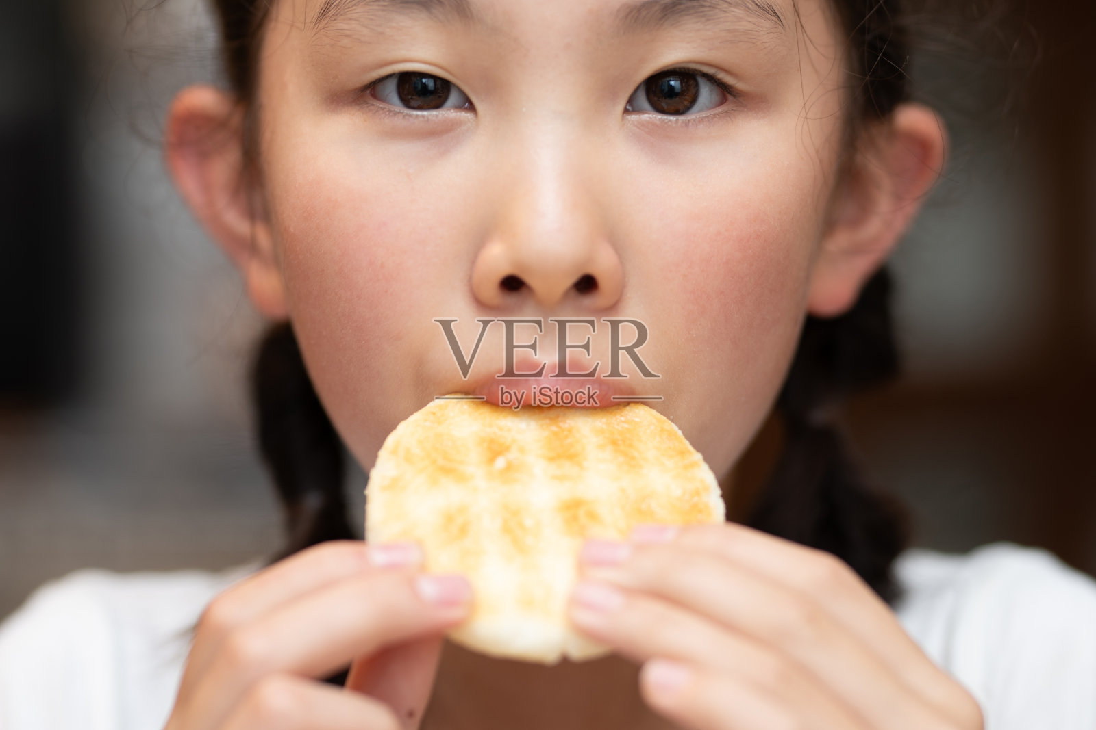 孩子吃米饼照片摄影图片