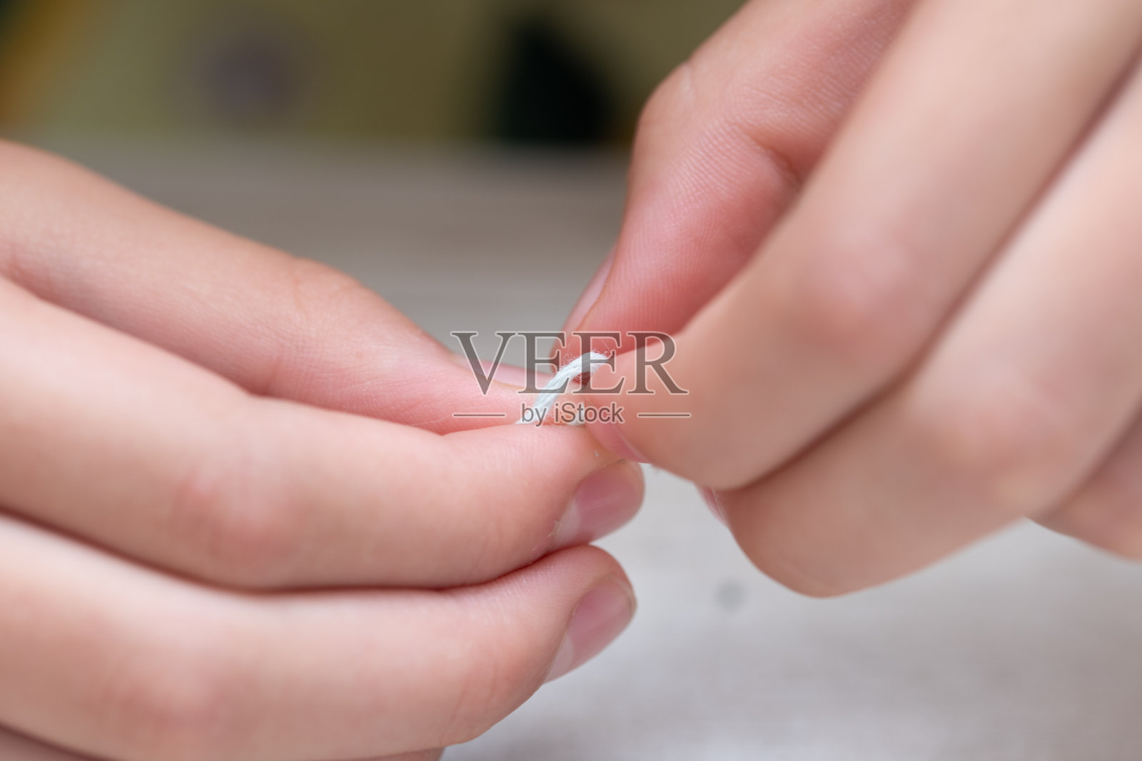 孩子的手在绣线照片摄影图片