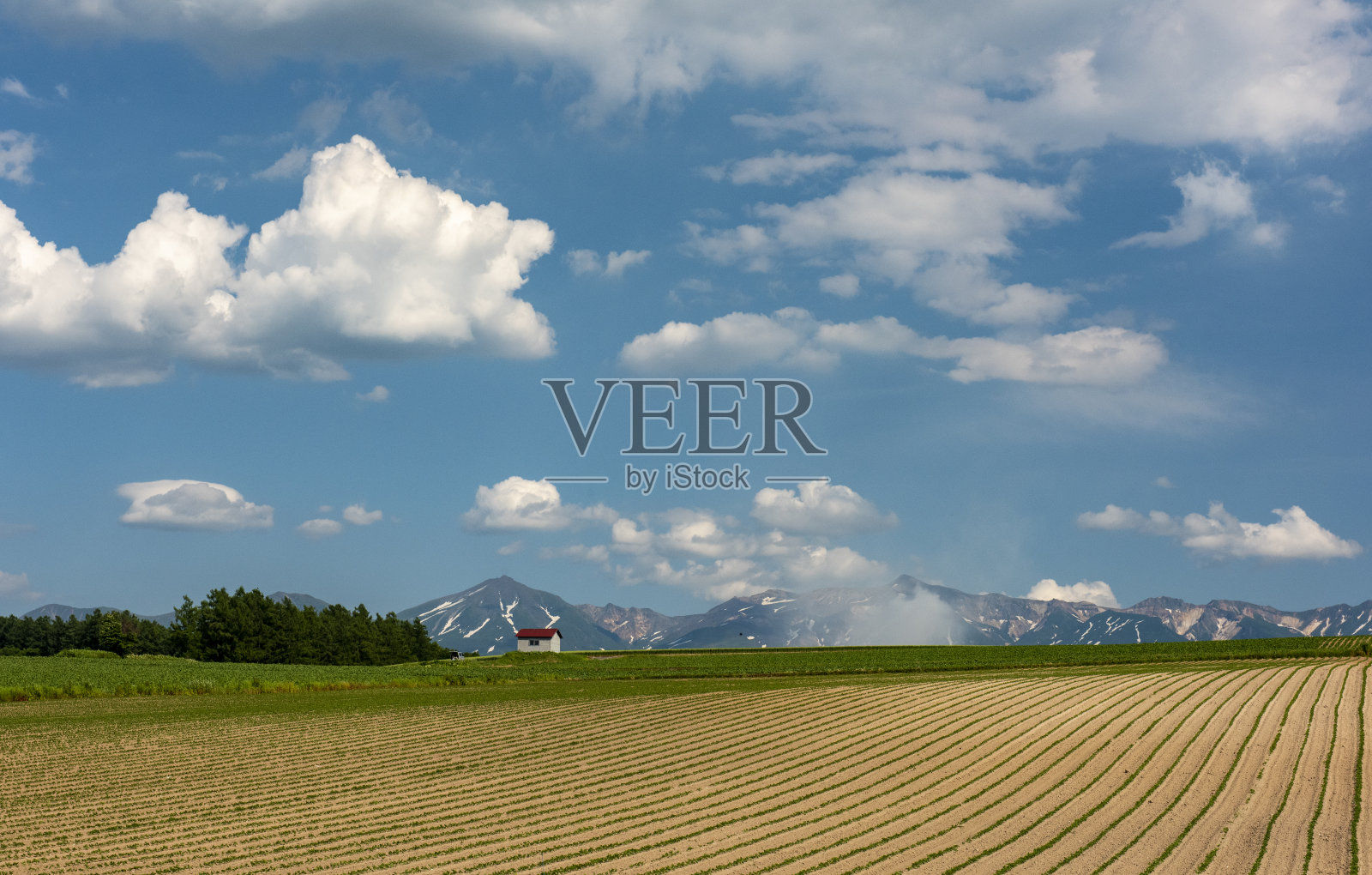 红顶小屋和雪山照片摄影图片