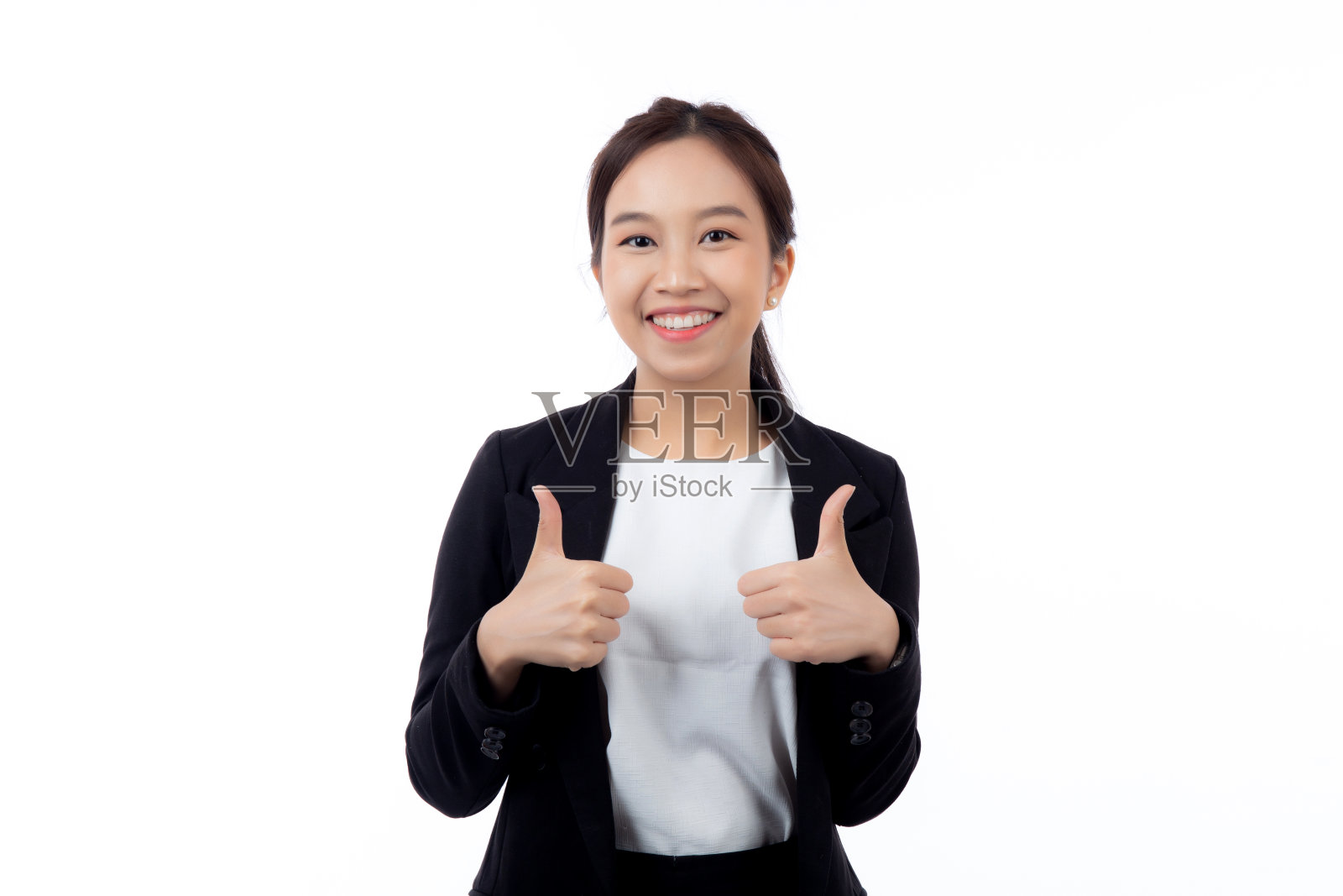 肖像漂亮的女商人站在西装竖起大拇指孤立在白色背景，年轻的亚洲女商人是经理或行政微笑与自信是积极和成功。照片摄影图片