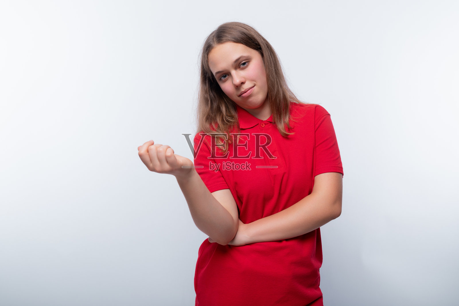 一个十几岁的欧洲女孩正在思考一些事情照片摄影图片