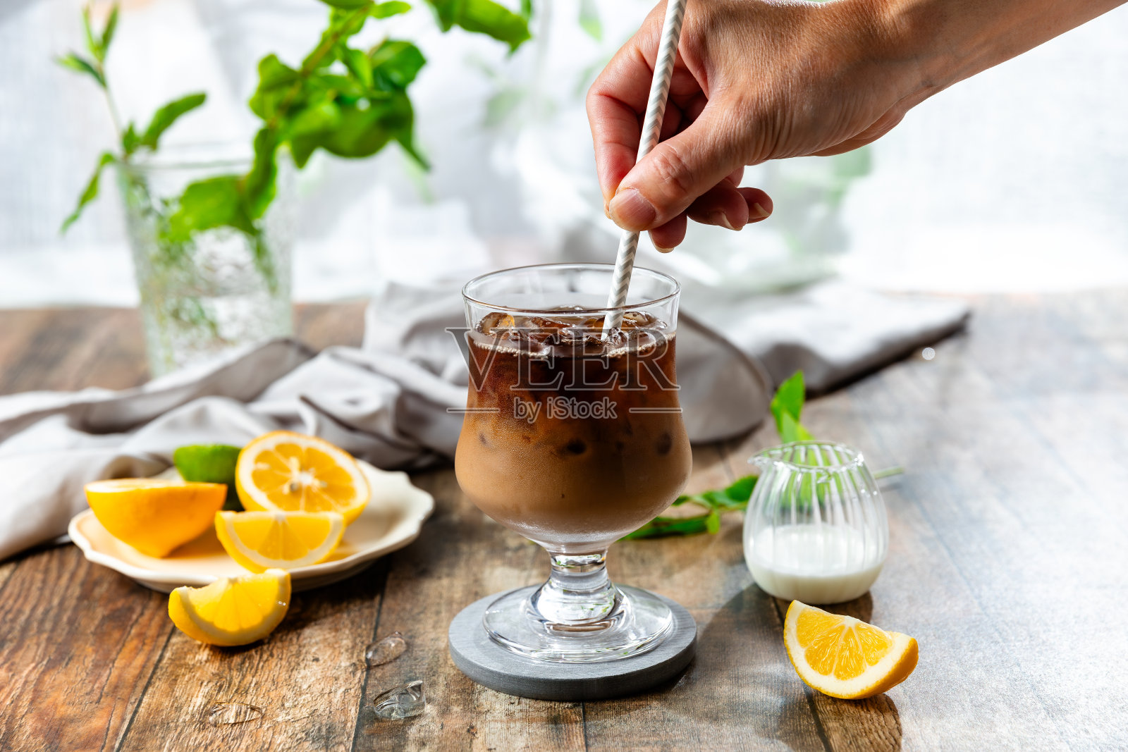 一杯加牛奶和冰块的冷咖啡，放在木桌上照片摄影图片