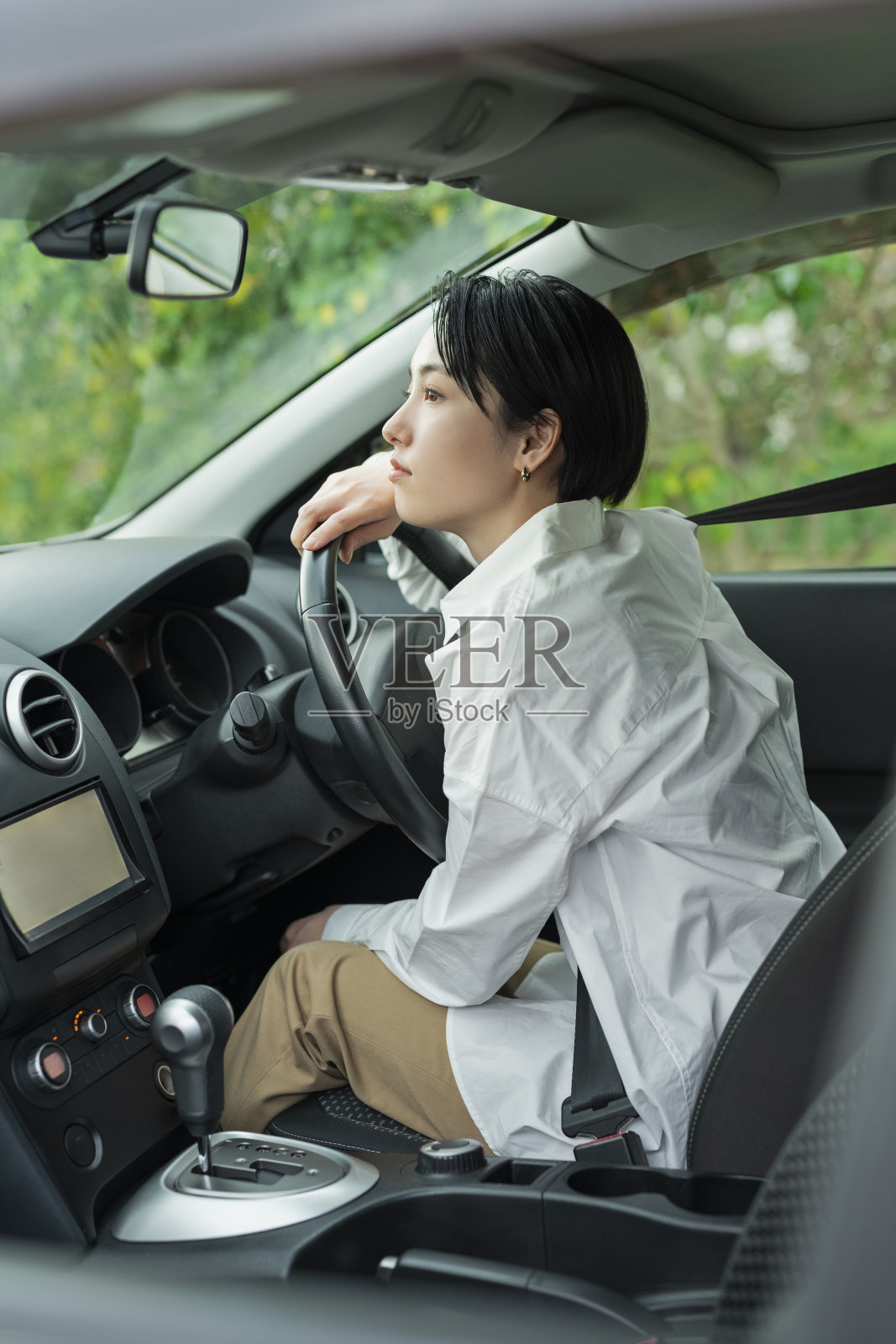 客厅里有个女人在打电话。照片摄影图片