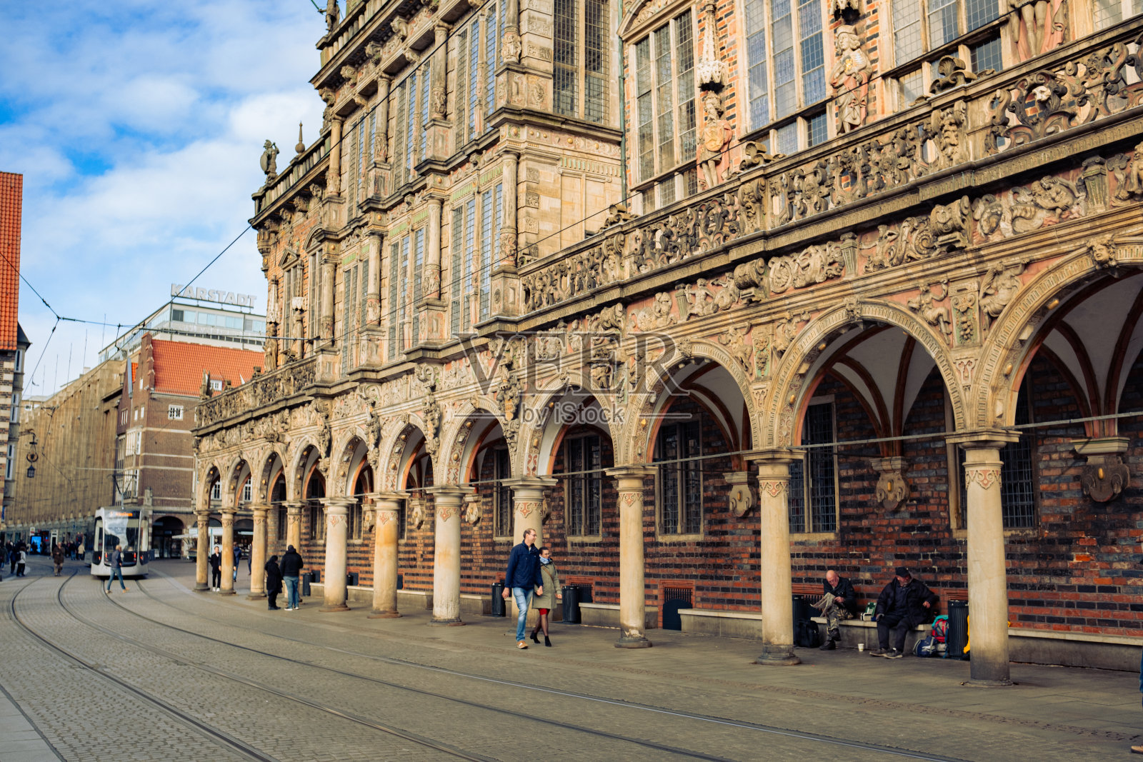 一个大城市的街道，拱门和柱廊，人们走在街上。照片摄影图片