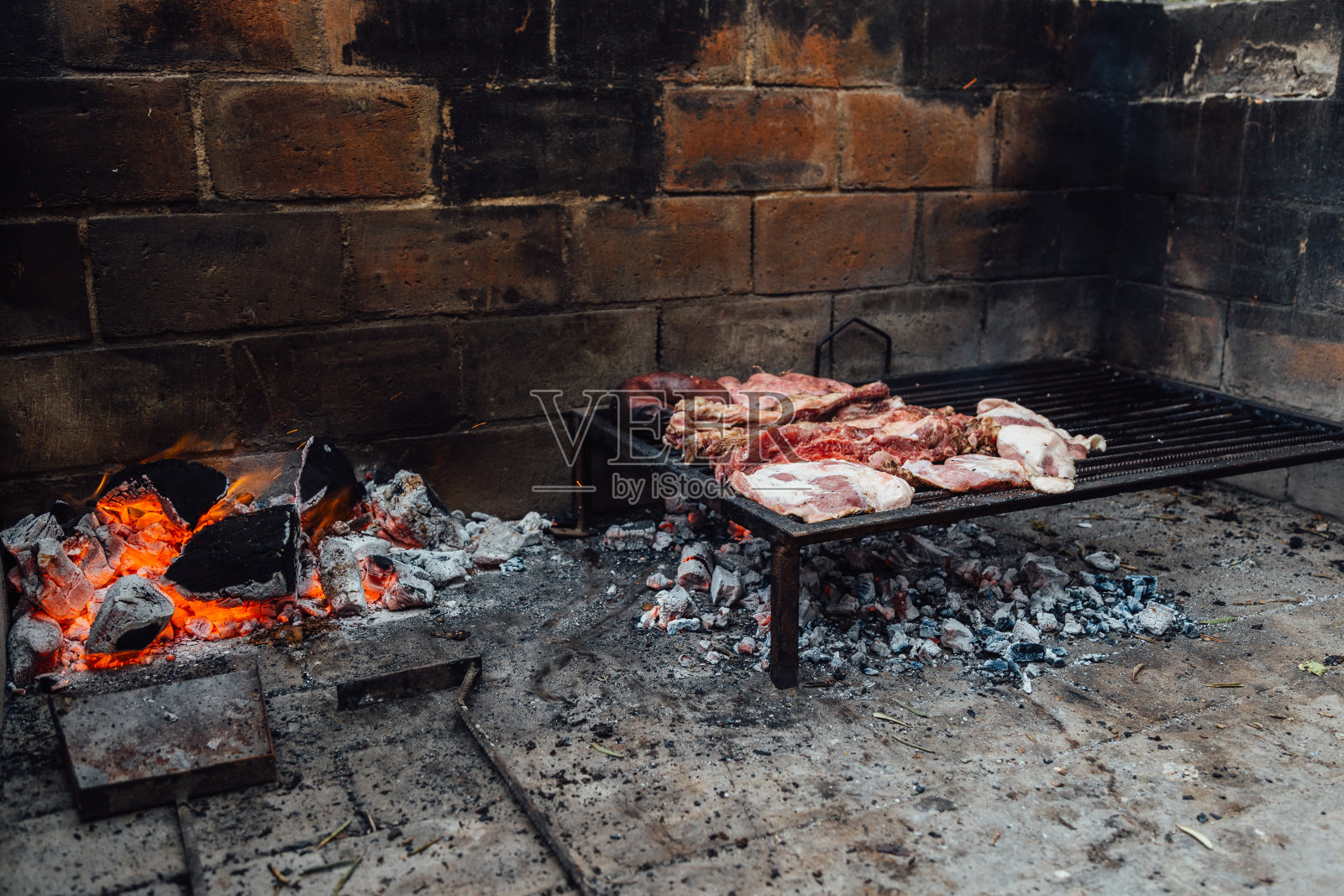 烧烤，在烤架上烤肉。照片摄影图片