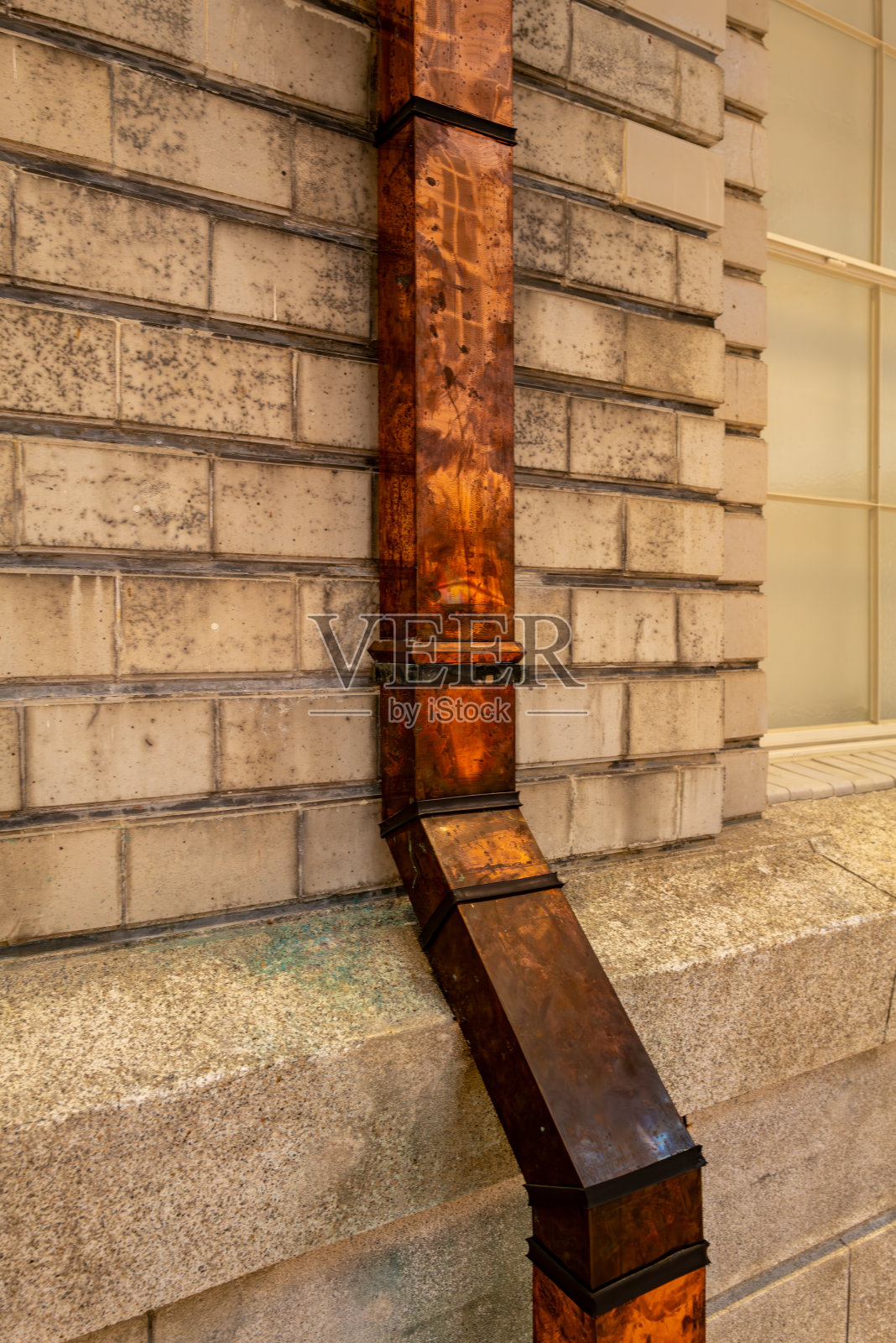 砖墙和铜管材料照片摄影图片