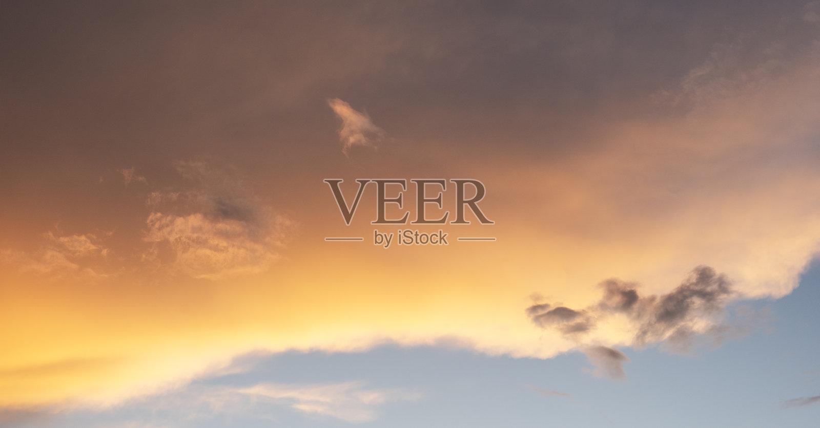 天空背景。明亮的橙色夕阳天空与云。照片摄影图片