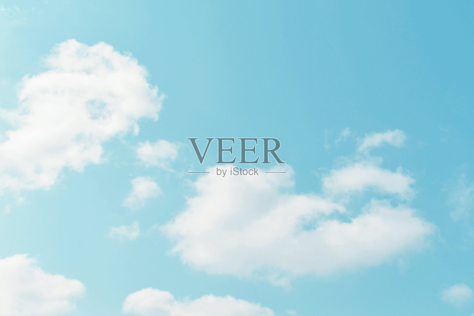 蓝色的天空配上白色蓬松的云。照片摄影图片