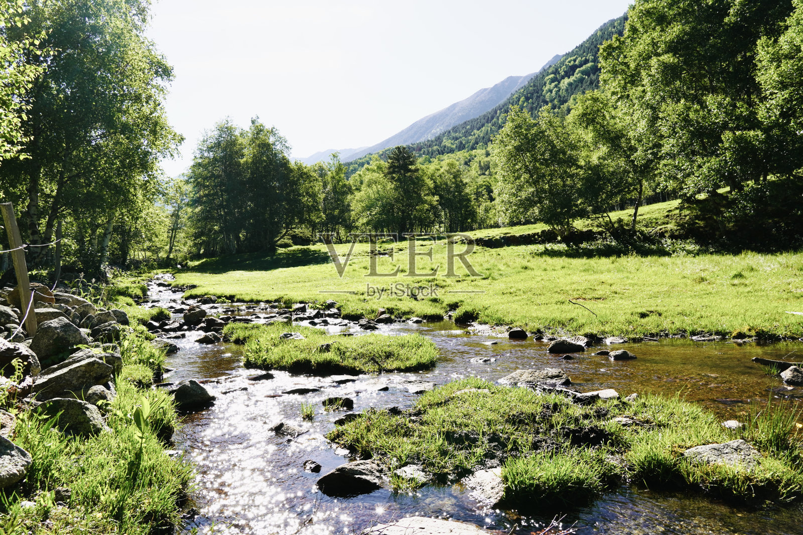比利牛斯山脉东部的一条河流。照片摄影图片
