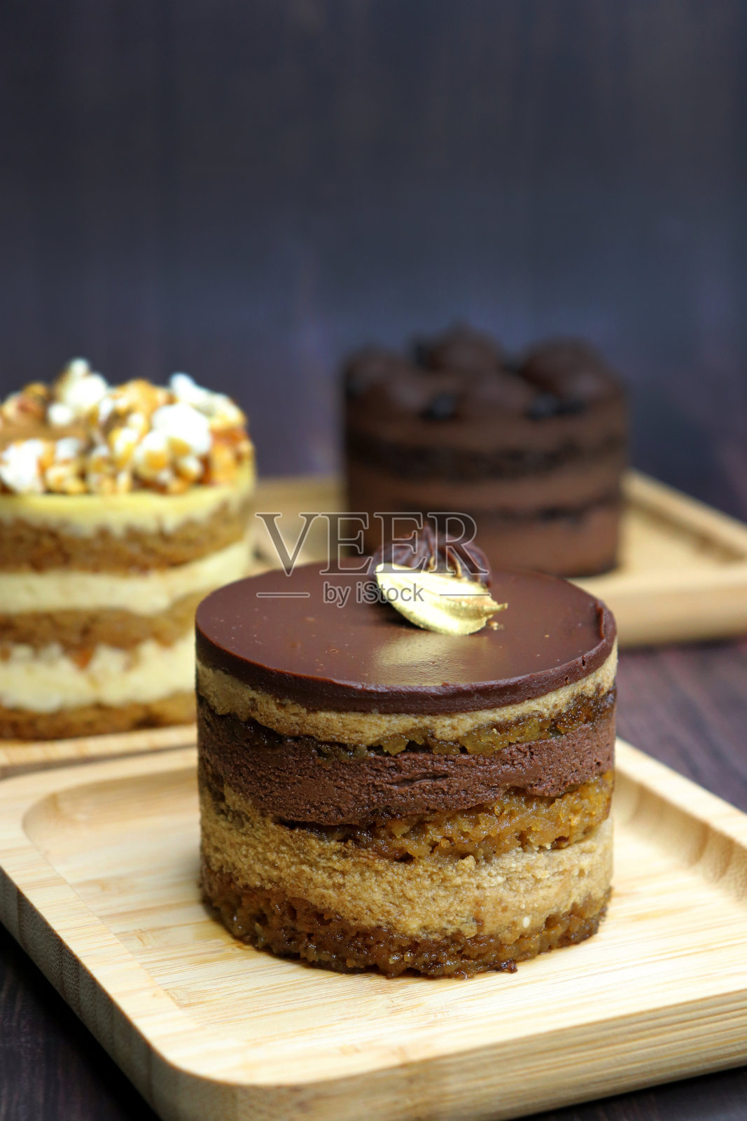 经典的法式歌剧蛋糕是由多层杏仁海绵、咖啡糖浆、法式奶油和巧克力甘纳许制成的。这款健康的迷你蛋糕是素食的，不含麸质，也不含精制糖。照片摄影图片