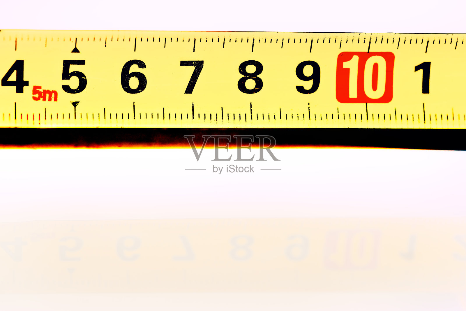 精密尺子，带有醒目的红色数字照片摄影图片