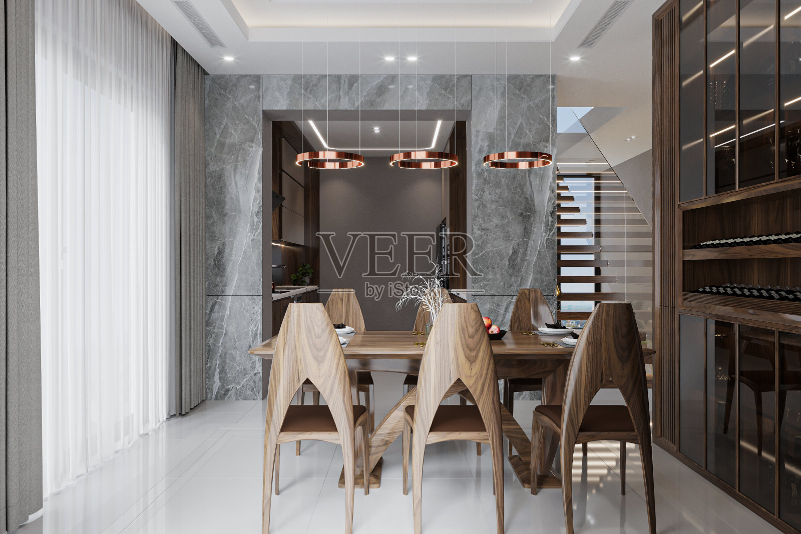 正式餐厅，有一套木制桌椅和一盏带窗户和自然光的枝形吊灯照片摄影图片