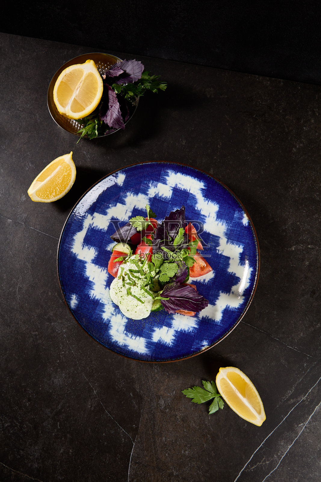 新鲜的东方蔬菜沙拉配罗勒和酸奶油照片摄影图片