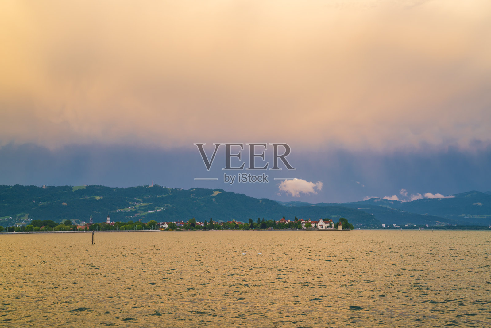 德国林道岛村屋，博登湖水全景，欣赏到山脉，阿尔卑斯山脉，暴风雨日日落后的自然景观与神奇的发光天空照片摄影图片