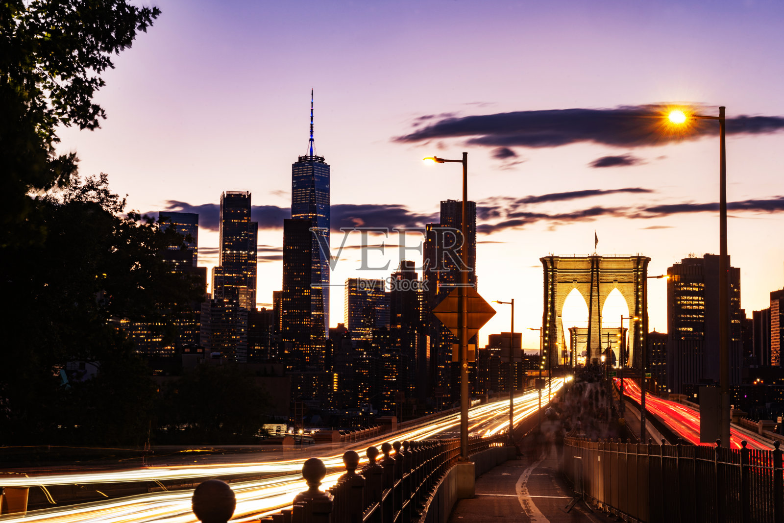 黄昏时分，布鲁克林大桥和曼哈顿天际线被照亮照片摄影图片