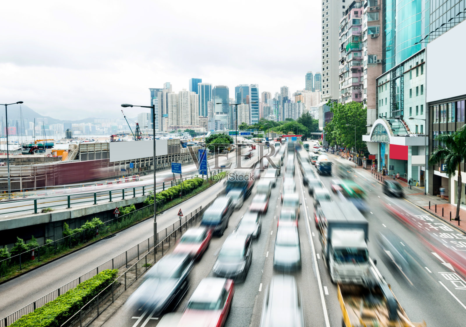 城市街道上繁忙的交通照片摄影图片