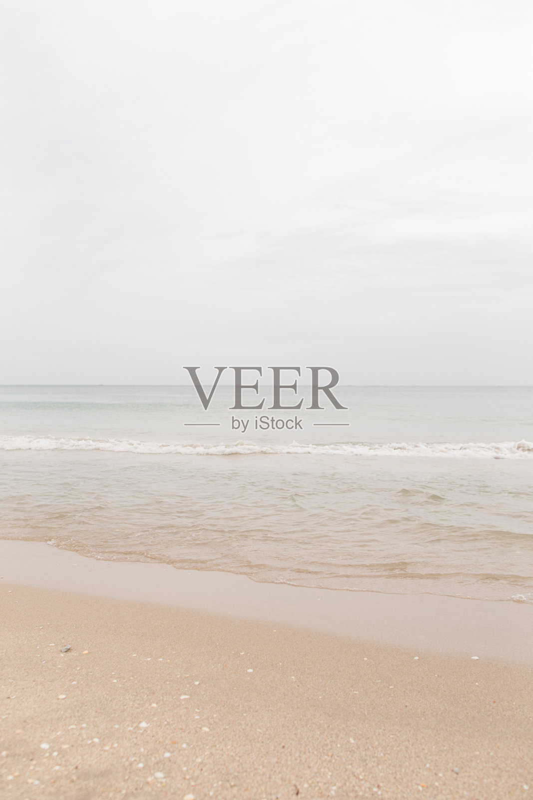 2024年夏天，宁静的棕榈滩，佛罗里达海岸线阴云密布的天空照片摄影图片