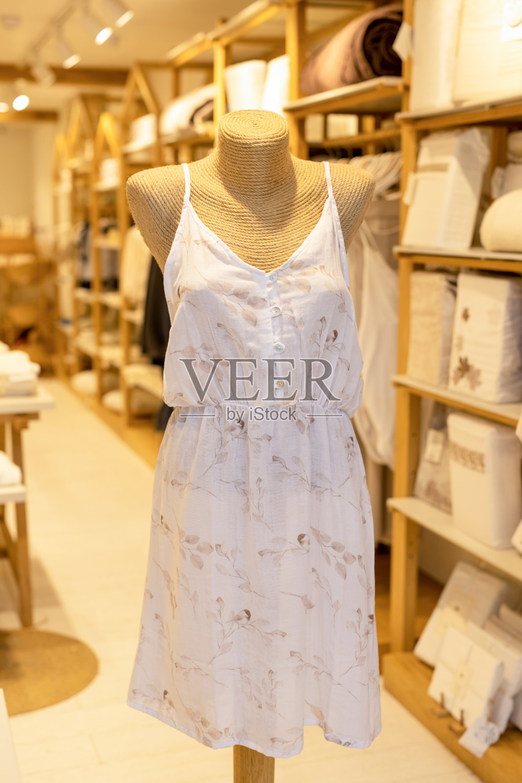 白色的衣服在人体模型上出售照片摄影图片