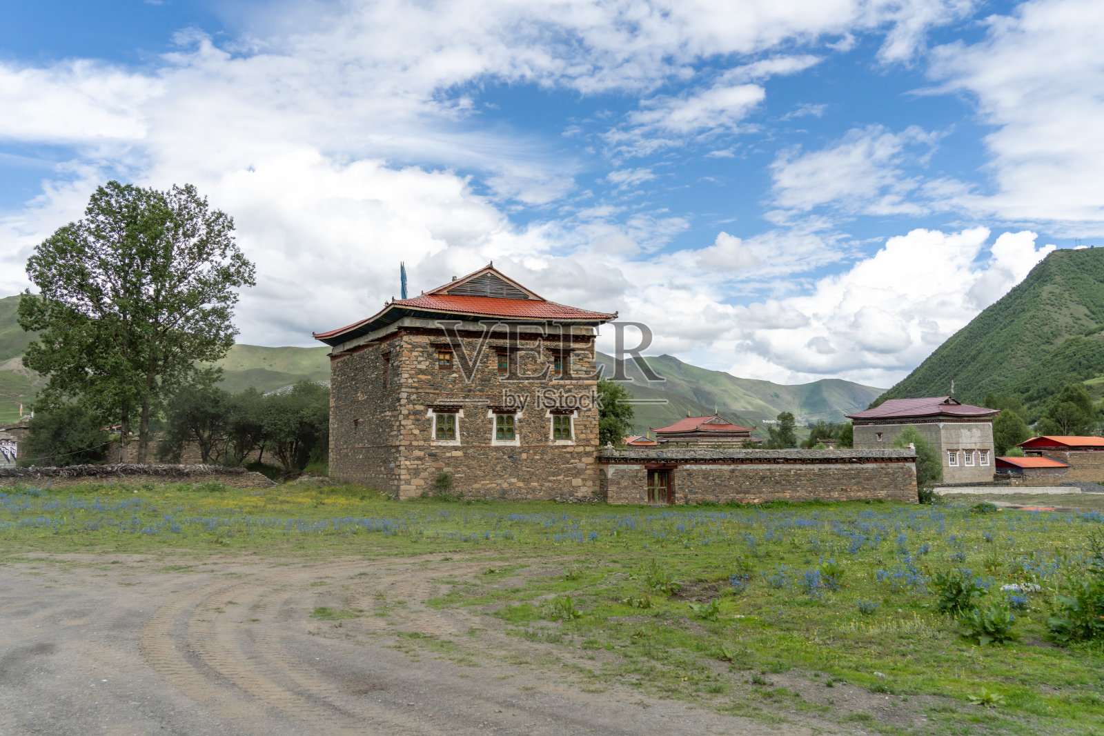 高原草甸上的藏族建筑照片摄影图片