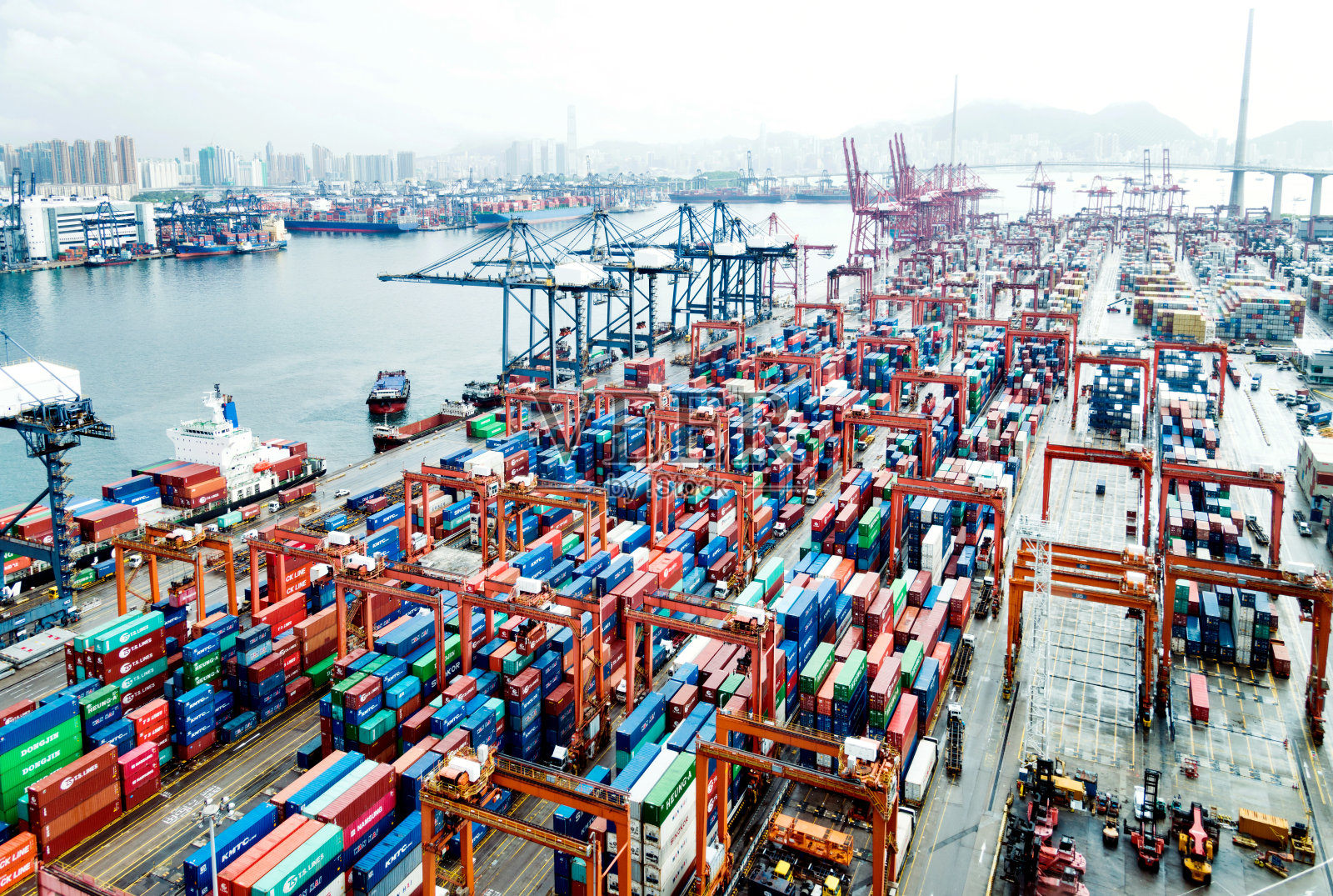 集装箱船停在港口照片摄影图片