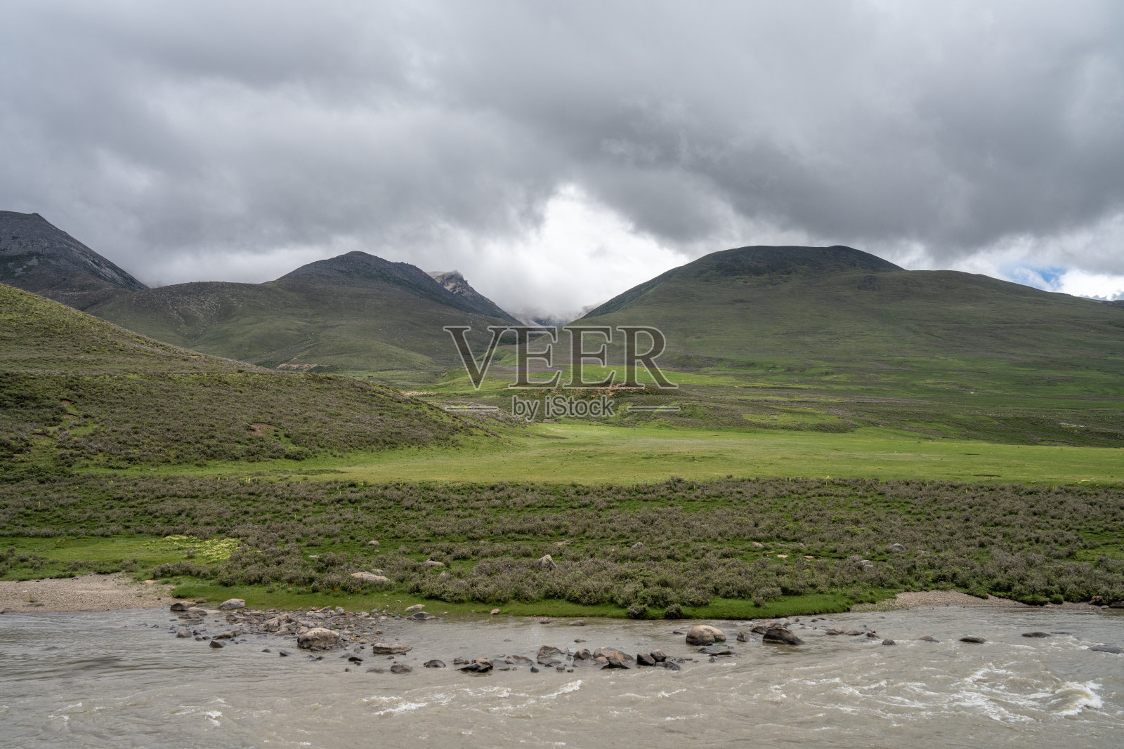 高原上的草地、河流和山脉照片摄影图片
