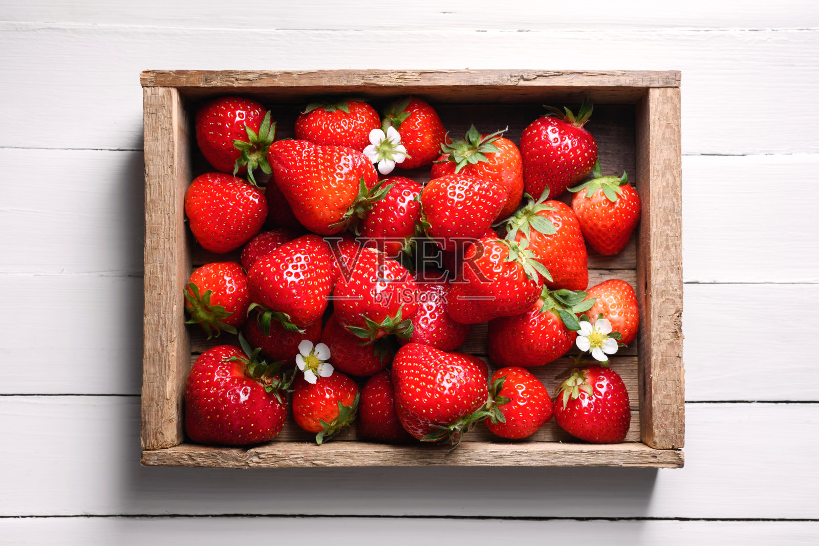 新鲜成熟的红草莓装在木箱里照片摄影图片