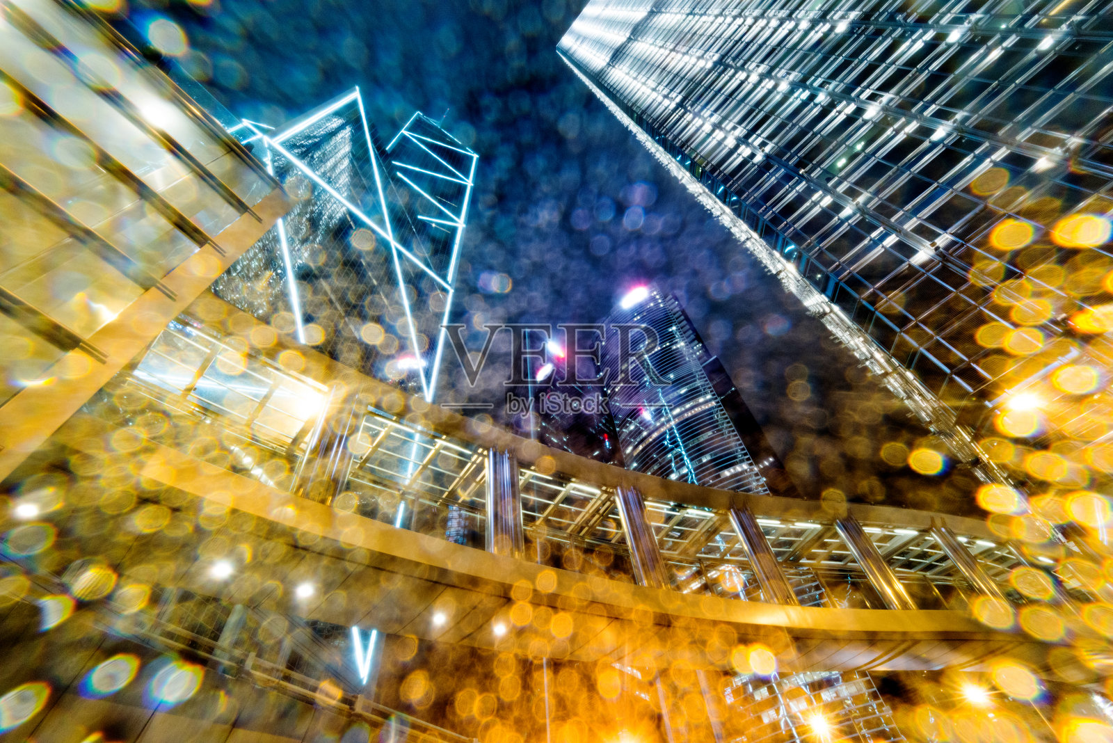 香港迷离的夜灯和摩天大楼照片摄影图片