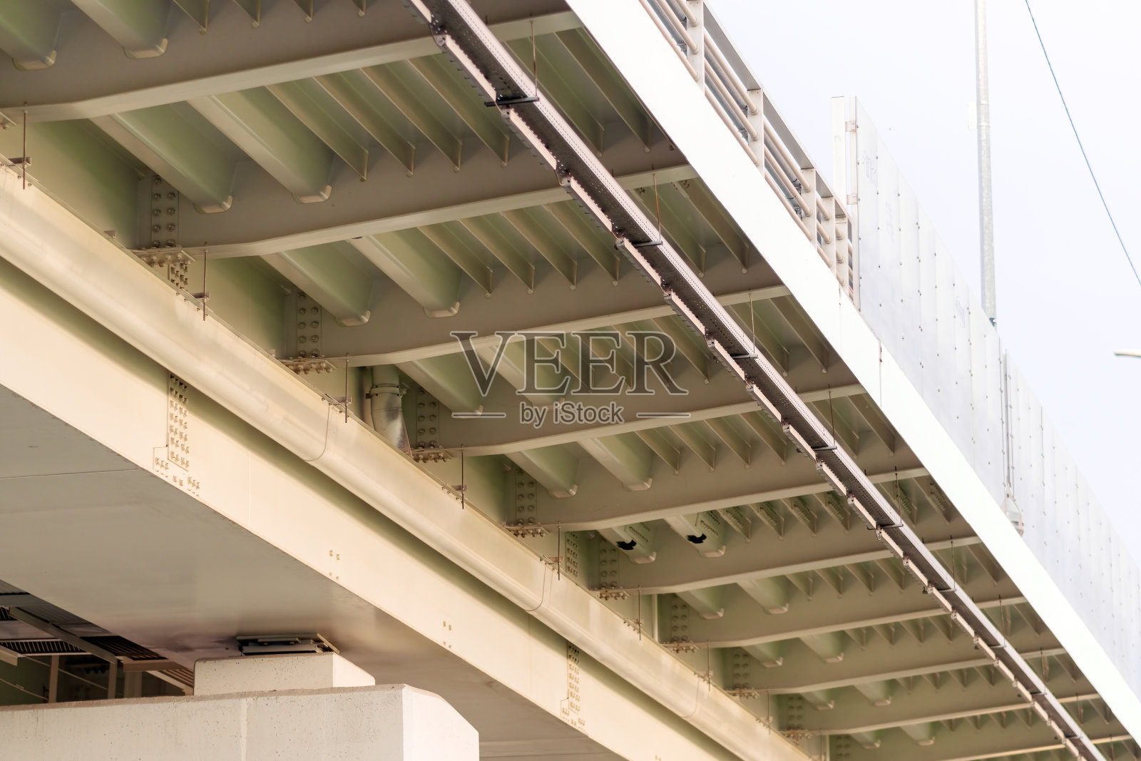 钢筋混凝土车桥底部，从独特的角度展示结构强度和现代基础设施设计照片摄影图片