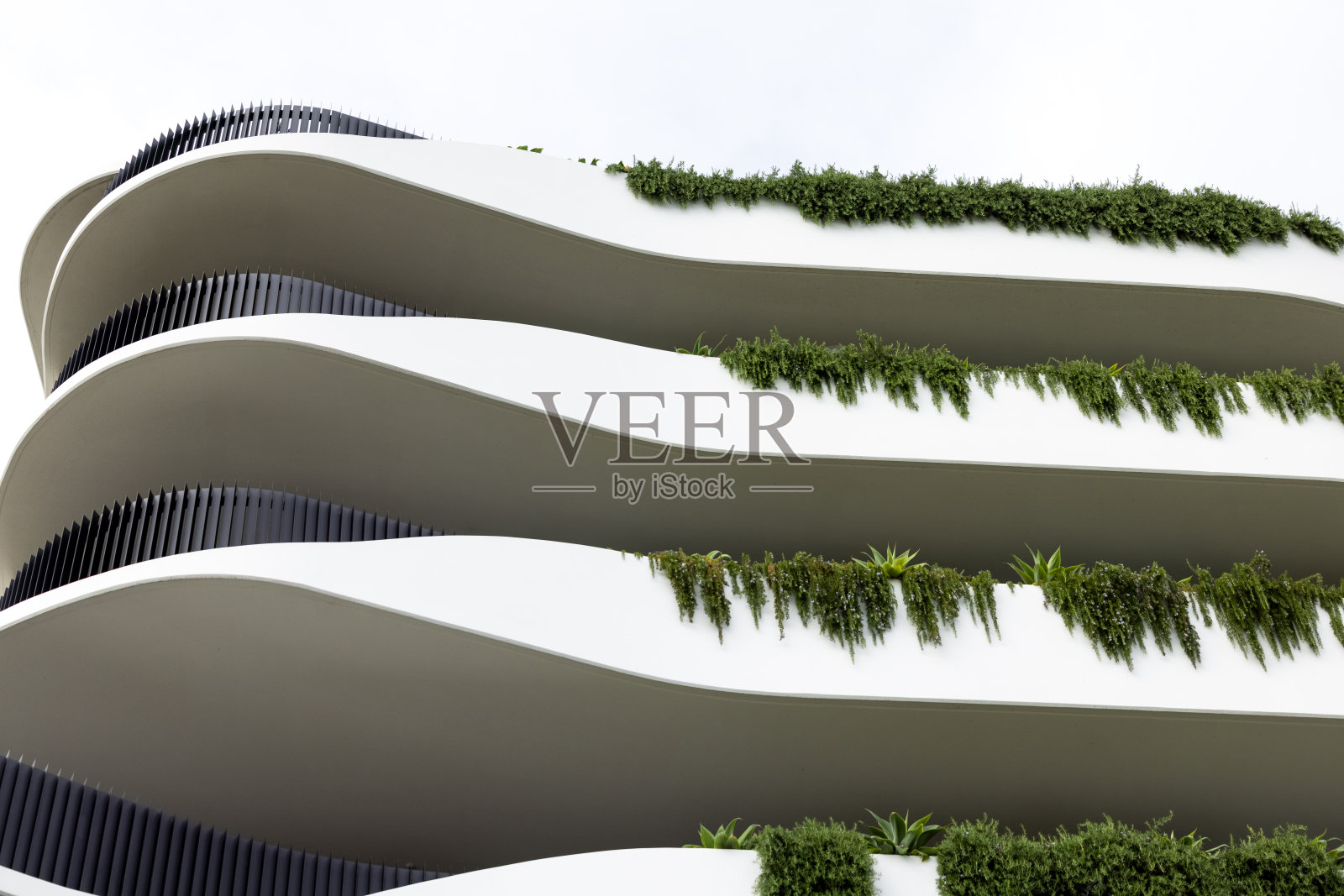 特写部分的新，现代公寓大楼的顶部，背景与复制空间照片摄影图片